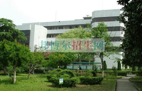 張家界航空工業(yè)職業(yè)技術(shù)學院招生辦聯(lián)系電話