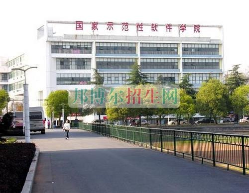 關(guān)于計算機應用技術(shù)的大專學校