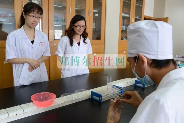 醫(yī)學檢驗專業(yè)學校怎么樣