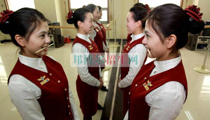 成都內(nèi)理科一專空中乘務(wù)大專學校