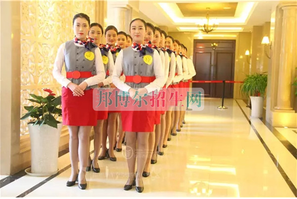 成都航空旅游職業(yè)學(xué)校開啟新學(xué)期首場招聘，場面火爆美女如云