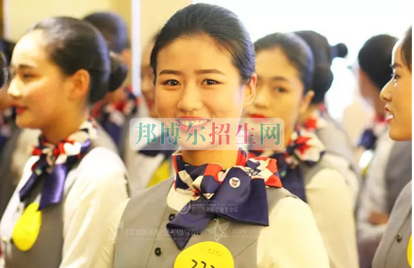 成都航空旅游職業(yè)學(xué)校開啟新學(xué)期首場招聘，場面火爆美女如云