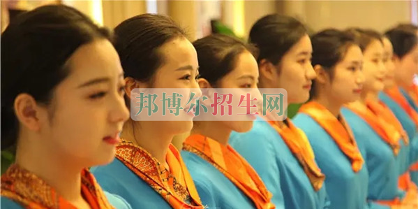 成都航空旅游職業(yè)學(xué)校開啟新學(xué)期首場招聘，場面火爆美女如云