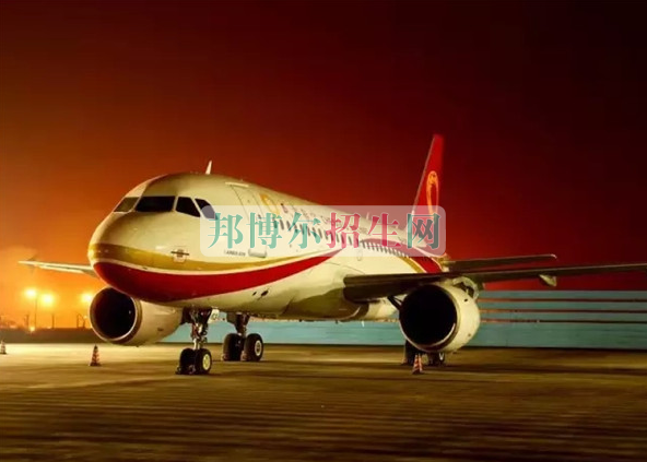 成都航空旅游職業(yè)學(xué)校開啟新學(xué)期首場招聘，場面火爆美女如云