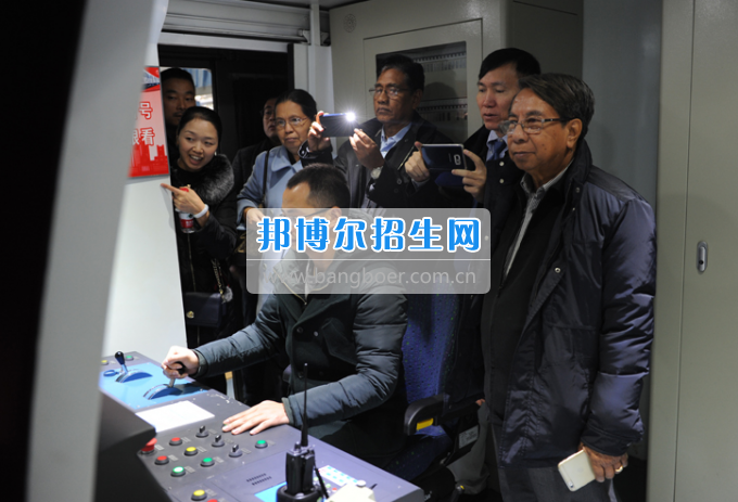 緬甸仰光省交通委員會主席等考察重慶公共運(yùn)輸職業(yè)學(xué)院并洽談合作事宜