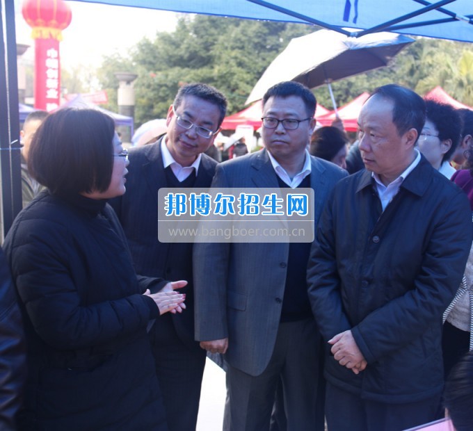 南充師范學(xué)?；ㄩ_滿堂盛世春——南充師范歡慶“三八”節(jié)