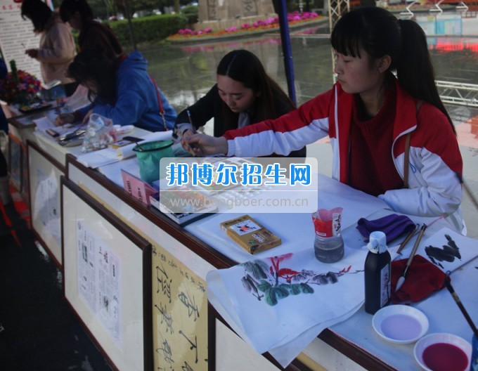 南充師范學(xué)?；ㄩ_滿堂盛世春——南充師范歡慶“三八”節(jié)