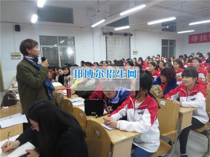 南充師范學(xué)?；ㄩ_滿堂盛世春——南充師范歡慶“三八”節(jié)
