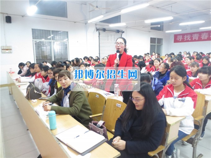 南充師范學(xué)?；ㄩ_滿堂盛世春——南充師范歡慶“三八”節(jié)