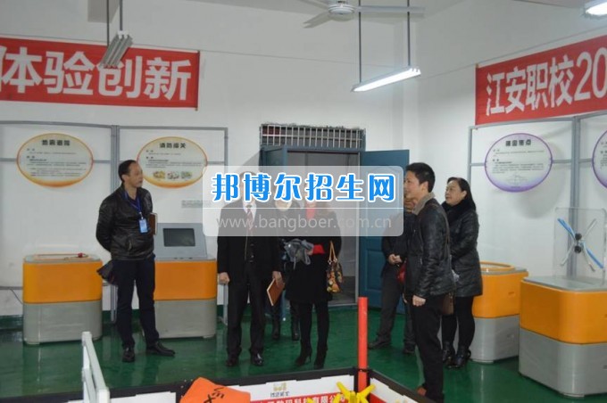縣科協(xié)領導到四川省江安縣職業(yè)技術學?？赐麢C器人大賽師生