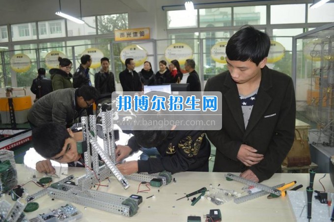 縣科協(xié)領導到四川省江安縣職業(yè)技術學?？赐麢C器人大賽師生