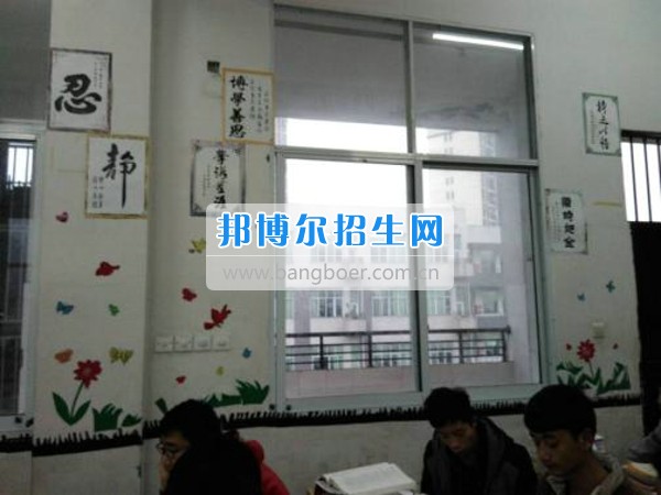 四川省宜賓市南溪區(qū)職業(yè)高級(jí)中學(xué)校數(shù)控專業(yè)部開(kāi)展教室美化活動(dòng)