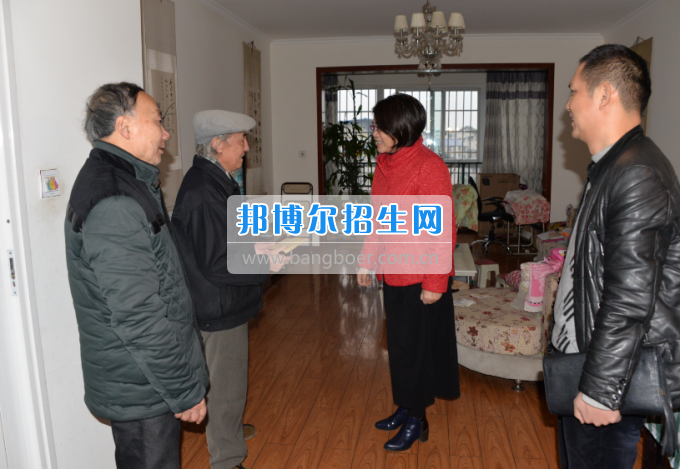 川南幼兒師范高等?？茖W校領導帶隊慰問生活困難教職工、老黨員和老干部