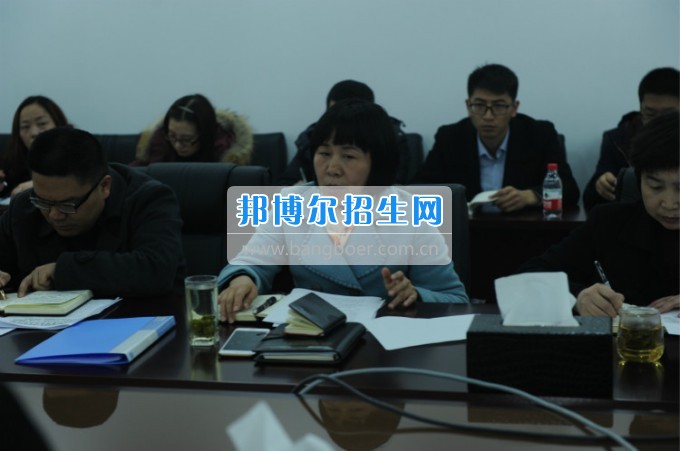 重慶公共運(yùn)輸職業(yè)學(xué)院召開2017年度黨委中心組（擴(kuò)大）學(xué)習(xí)會