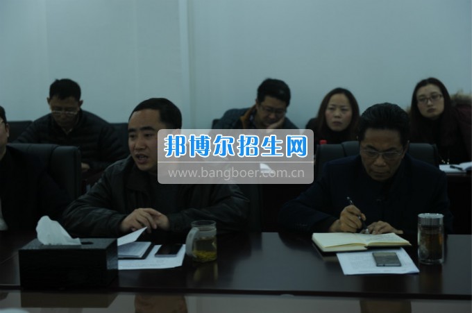 重慶公共運(yùn)輸職業(yè)學(xué)院召開2017年度黨委中心組（擴(kuò)大）學(xué)習(xí)會