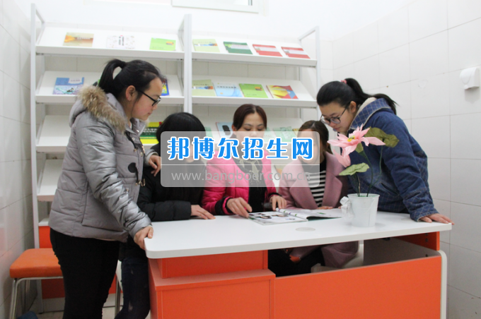川南幼兒師范高等?？茖W(xué)校黨團(tuán)工作站、圖書漂流站在學(xué)生公寓正式運(yùn)行