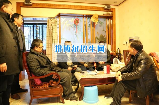 四川省技術(shù)監(jiān)督學(xué)校熊蘭校長(zhǎng)一行春節(jié)前夕走訪(fǎng)慰問(wèn)退休干部職工