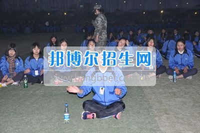 四川省什邡市職業(yè)中專學(xué)校訓(xùn)練場(chǎng)上杯子舞