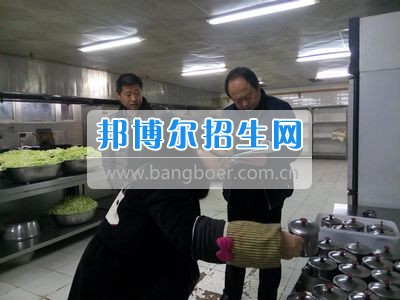 市食藥局、教育局領(lǐng)導(dǎo)到四川省什邡市職業(yè)中專學(xué)校食堂檢查開學(xué)工作