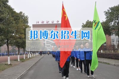 四川省什邡市職業(yè)中專學校拉練路上，我們擼起袖子邁步向前