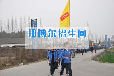 四川省什邡市職業(yè)中專學校拉練路上，我們擼起袖子邁步向前