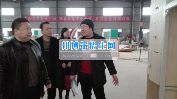 川北幼兒師范高等?？茖W(xué)校張廷鑫校長帶隊(duì)考察學(xué)生公寓設(shè)備