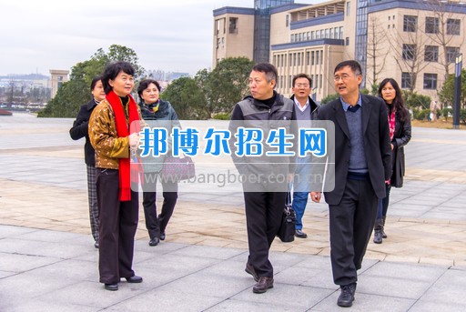 興義民族師范學(xué)院劉照惠校長率隊到省屬高?？疾旌笄诠芾砉ぷ? width=
