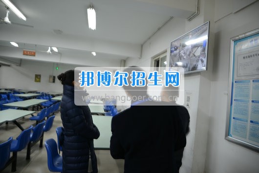 青羊區(qū)教育局機(jī)關(guān)黨委書記劉立頻赴成都市青蘇職業(yè)中專學(xué)校視察開學(xué)準(zhǔn)備工作