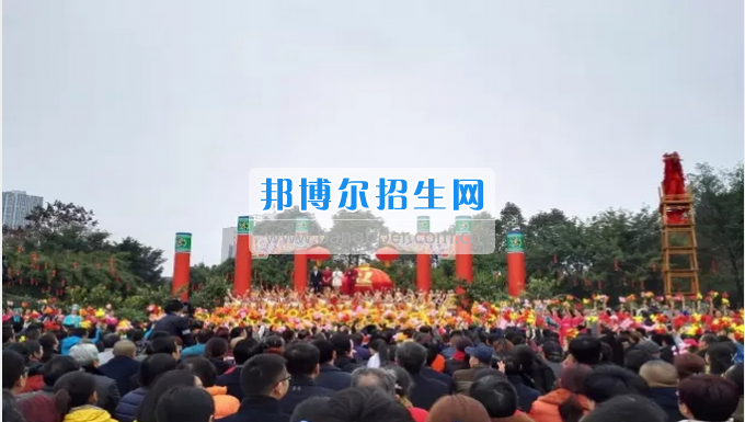 資陽(yáng)師范學(xué)校200余名師生走進(jìn)資陽(yáng)春節(jié)特別節(jié)目演出