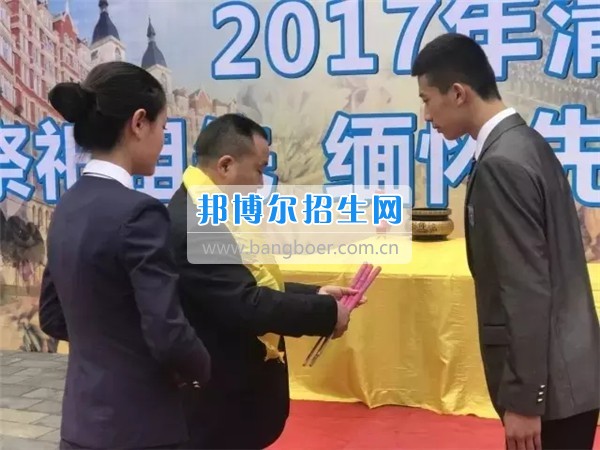 成都航空旅游職業(yè)學(xué)校2017年清明祭祖儀式