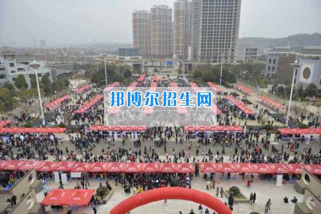 云南省2017年醫(yī)藥類畢業(yè)生雙選會在云南中醫(yī)學(xué)院舉辦