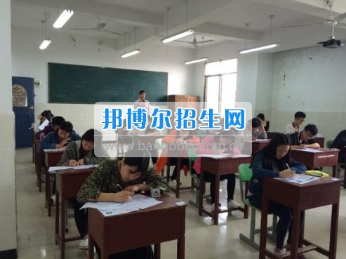 四川三河職業(yè)學(xué)院五年制轉(zhuǎn)錄考試工作圓滿結(jié)束  4月6日-7日，根據(jù)《四川三河職業(yè)學(xué)院2017年五年制轉(zhuǎn)錄考核方案》要求，2017年五年制轉(zhuǎn)錄考試在聯(lián)辦學(xué)校合江少岷職業(yè)技術(shù)學(xué)校張灣校區(qū)舉行，考試由教務(wù)處丁小林副處長組織，少岷職校有關(guān)領(lǐng)導(dǎo)共同配合開展，考試組織嚴(yán)密、紀(jì)律正常、圓滿完成了2017年五年制轉(zhuǎn)錄考試工作。