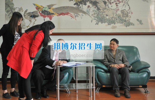 2017年樂山師范學(xué)院領(lǐng)導(dǎo)會見外籍專家張科德