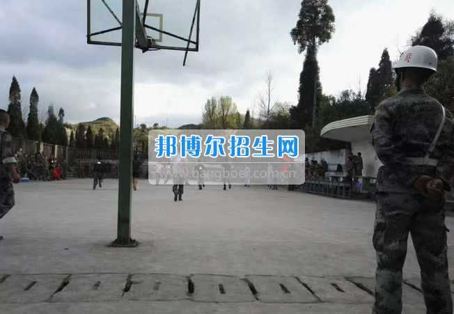 2017年貴陽行知科技職業(yè)學校中專部與高中部舉行籃球友誼賽