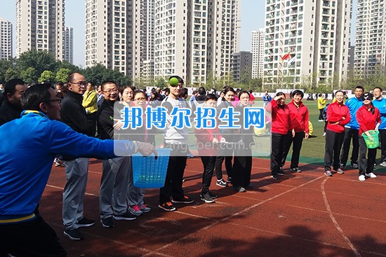 重慶教育管理學(xué)校組隊參加巴南區(qū)第十四屆教職工趣味體育運(yùn)動會 