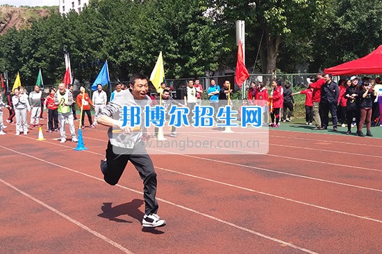 重慶教育管理學(xué)校組隊參加巴南區(qū)第十四屆教職工趣味體育運(yùn)動會 