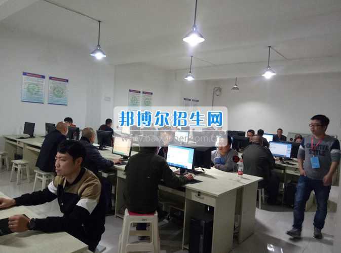 內(nèi)江市鐵路機械學(xué)校首期“特種設(shè)備、特種作業(yè)人員安全技術(shù)培訓(xùn)班”順利結(jié)業(yè)