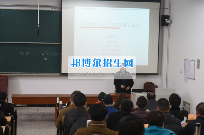 內(nèi)江市鐵路機械學(xué)校首期“特種設(shè)備、特種作業(yè)人員安全技術(shù)培訓(xùn)班”順利結(jié)業(yè)