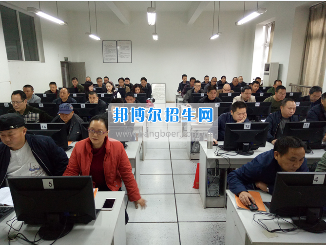 內(nèi)江市鐵路機械學(xué)校首期“特種設(shè)備、特種作業(yè)人員安全技術(shù)培訓(xùn)班”順利結(jié)業(yè)