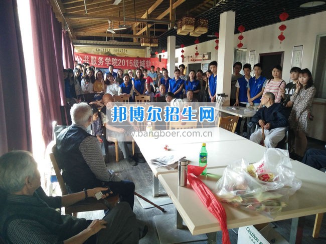公共服務(wù)四川城市職業(yè)學(xué)院開展志愿服務(wù)活動(dòng) 踐行社會(huì)主義核心價(jià)值觀  活動(dòng)現(xiàn)場(chǎng)  四川城市職業(yè)學(xué)院訊(公共服務(wù)學(xué)院 馬李京)為了培養(yǎng)同學(xué)們的敬老意識(shí)，踐行社會(huì)主義核心價(jià)值觀，近日，公共服務(wù)學(xué)院15級(jí)城軌12班的同學(xué)們來(lái)到了位于龍泉驛區(qū)的啟陽(yáng)養(yǎng)老中心，開展以“濃濃端午情，顆顆敬老心”為主題的端午節(jié)志愿服務(wù)活動(dòng)。  剛到養(yǎng)老院門口，在養(yǎng)老院工作的阿姨就熱情地開門接同學(xué)們進(jìn)去。這是同學(xué)們第二次來(lái)到啟陽(yáng)養(yǎng)老院了，對(duì)院內(nèi)的一些基本情況有了大概的了解，完全沒有第一次的生疏緊張。在和負(fù)責(zé)人溝通之后,同學(xué)們分為幾個(gè)小組，分別和老人們聊天談心,和他們一起散步,看他們寫書法、講笑話,給他們分發(fā)帶去的粽子等禮品。雖然這些都是小事，但是同學(xué)們都一絲不茍地對(duì)待，盡自己最大的努力。小組分頭行動(dòng)完成之后，同學(xué)們將老人聚在一起，給他們帶來(lái)了精心準(zhǔn)備的節(jié)目。最后，同學(xué)們依依不舍地道別，并與啟陽(yáng)養(yǎng)老中心的全體老人和護(hù)工們合影留念。  這次活動(dòng)結(jié)束了，但是同學(xué)們的熱情沒有消褪。同學(xué)們紛紛表示以后還要常來(lái)這里看看，不光是聊天解悶，還要多幫養(yǎng)老院的叔叔阿姨做些事情，減少他們的工作量。同學(xué)們都祝愿養(yǎng)老院的爺爺奶奶擁有一個(gè)快樂的晚年。這次志愿活動(dòng)不僅為老人送去了溫暖，讓他們度過(guò)一個(gè)歡樂的節(jié)日，增強(qiáng)了同學(xué)們的敬老意識(shí)，同時(shí)也傳遞了正能量，發(fā)揚(yáng)了中華名族敬老愛老的傳統(tǒng)美德，形成關(guān)注老人、人人敬老愛老的社會(huì)氛圍。