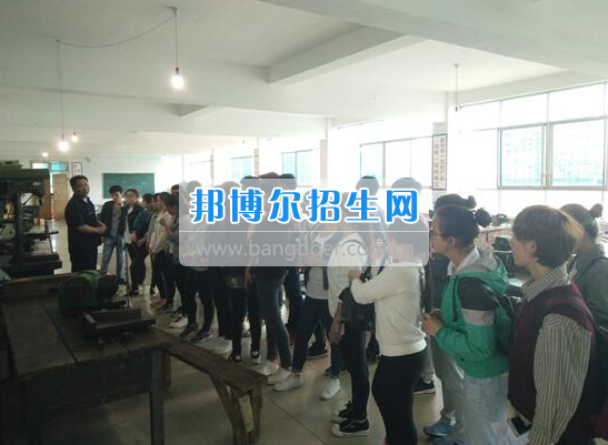 黔南民族師范學(xué)院學(xué)生到貴州省電子信息高級技工學(xué)校進(jìn)行金工實訓(xùn)