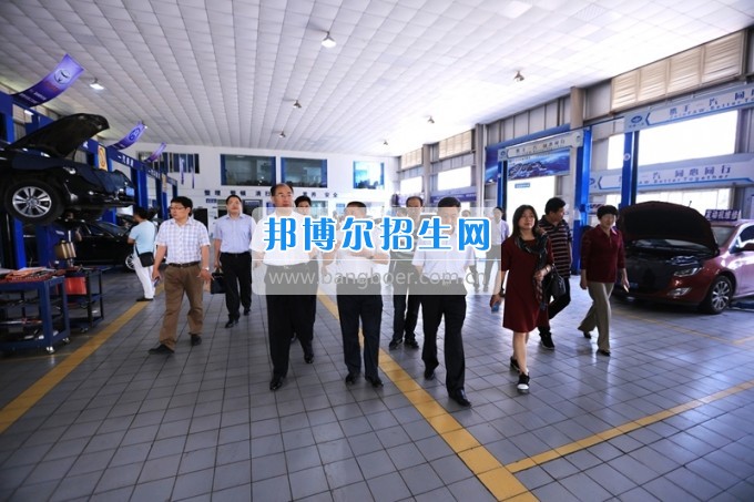 沈陽(yáng)職業(yè)技術(shù)學(xué)院院長(zhǎng)劉樹敏、濰坊工程職業(yè)學(xué)院院長(zhǎng)高立伯一行來(lái)四川工程職業(yè)技術(shù)學(xué)院考察交流