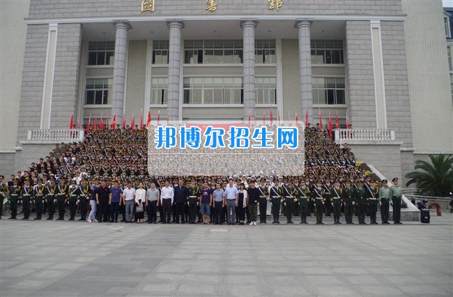 四川管理職業(yè)學院國旗隊參加四川省高校國旗護衛(wèi)隊會操交流活動  為慶祝中國人民解放軍建軍90周年，推進西南地區(qū)高校國旗文化的發(fā)展，持續(xù)發(fā)揮升旗儀式的教育引導作用，深化愛國主義教育，5月20日，我院國旗隊應邀參加了由四川大學錦城學院發(fā)起的會操交流活動。  全省28所高校的國旗護衛(wèi)隊，近千名國旗手齊聚一堂。在莊嚴的升旗儀式后，活動進入會操展示環(huán)節(jié)。我院國旗隊邁著整齊劃一的步伐走過主席臺，展示出了優(yōu)秀的訓練水平和昂揚的精神風貌。當天下午，在四川大學錦城學院大禮堂舉行了“以我火紅青春、譜寫國旗禮贊”大學生升旗手文藝匯演。我院代表隊以優(yōu)雅的舞姿展現(xiàn)了大學生青春的風采。表達了對祖國與學院的炙熱情感和嚴于律己的學習態(tài)度。  此次會操交流活動，加強了省內(nèi)各高校國旗護衛(wèi)隊間的聯(lián)系，弘揚了愛國、愛旗、護旗的精神，獲得了寶貴的經(jīng)驗，明確了努力的方向。我院國旗隊的隊員們紛紛表示：要肩負起捍衛(wèi)國旗尊嚴、宣傳國旗文化的神圣使命!