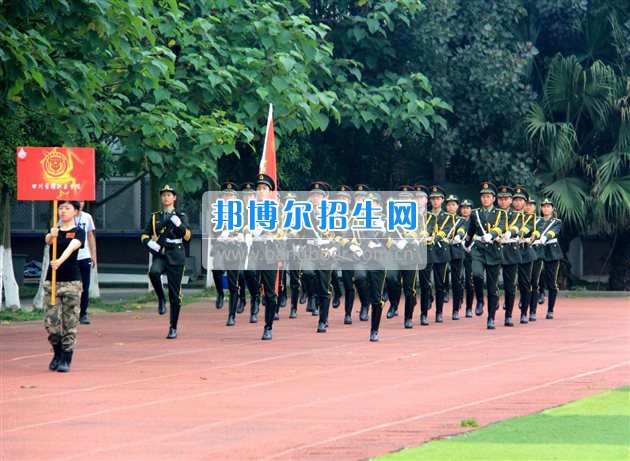 四川管理職業(yè)學院國旗隊參加四川省高校國旗護衛(wèi)隊會操交流活動  為慶祝中國人民解放軍建軍90周年，推進西南地區(qū)高校國旗文化的發(fā)展，持續(xù)發(fā)揮升旗儀式的教育引導作用，深化愛國主義教育，5月20日，我院國旗隊應邀參加了由四川大學錦城學院發(fā)起的會操交流活動。  全省28所高校的國旗護衛(wèi)隊，近千名國旗手齊聚一堂。在莊嚴的升旗儀式后，活動進入會操展示環(huán)節(jié)。我院國旗隊邁著整齊劃一的步伐走過主席臺，展示出了優(yōu)秀的訓練水平和昂揚的精神風貌。當天下午，在四川大學錦城學院大禮堂舉行了“以我火紅青春、譜寫國旗禮贊”大學生升旗手文藝匯演。我院代表隊以優(yōu)雅的舞姿展現(xiàn)了大學生青春的風采。表達了對祖國與學院的炙熱情感和嚴于律己的學習態(tài)度。  此次會操交流活動，加強了省內(nèi)各高校國旗護衛(wèi)隊間的聯(lián)系，弘揚了愛國、愛旗、護旗的精神，獲得了寶貴的經(jīng)驗，明確了努力的方向。我院國旗隊的隊員們紛紛表示：要肩負起捍衛(wèi)國旗尊嚴、宣傳國旗文化的神圣使命!