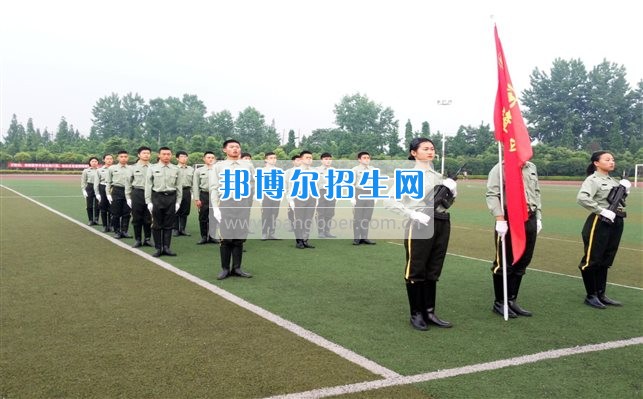 四川管理職業(yè)學院國旗隊參加四川省高校國旗護衛(wèi)隊會操交流活動  為慶祝中國人民解放軍建軍90周年，推進西南地區(qū)高校國旗文化的發(fā)展，持續(xù)發(fā)揮升旗儀式的教育引導作用，深化愛國主義教育，5月20日，我院國旗隊應邀參加了由四川大學錦城學院發(fā)起的會操交流活動。  全省28所高校的國旗護衛(wèi)隊，近千名國旗手齊聚一堂。在莊嚴的升旗儀式后，活動進入會操展示環(huán)節(jié)。我院國旗隊邁著整齊劃一的步伐走過主席臺，展示出了優(yōu)秀的訓練水平和昂揚的精神風貌。當天下午，在四川大學錦城學院大禮堂舉行了“以我火紅青春、譜寫國旗禮贊”大學生升旗手文藝匯演。我院代表隊以優(yōu)雅的舞姿展現(xiàn)了大學生青春的風采。表達了對祖國與學院的炙熱情感和嚴于律己的學習態(tài)度。  此次會操交流活動，加強了省內(nèi)各高校國旗護衛(wèi)隊間的聯(lián)系，弘揚了愛國、愛旗、護旗的精神，獲得了寶貴的經(jīng)驗，明確了努力的方向。我院國旗隊的隊員們紛紛表示：要肩負起捍衛(wèi)國旗尊嚴、宣傳國旗文化的神圣使命!