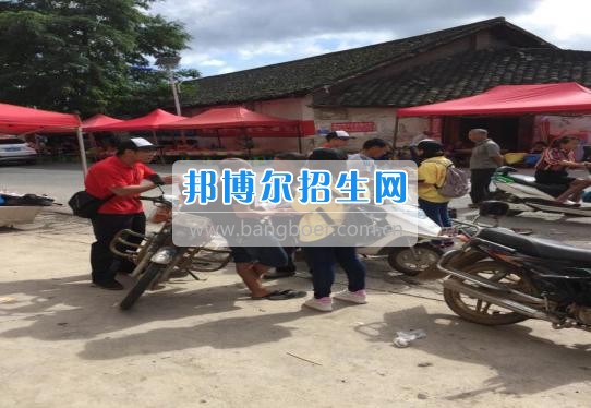 貴州大學(xué)科技學(xué)院暑期社會(huì)實(shí)踐服務(wù)團(tuán)好花紅分隊(duì)深入九門村、金田村、好花紅村開展禁毒防艾宣傳
