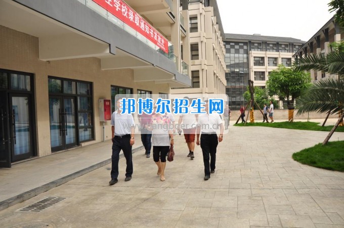 　　攀枝花學(xué)院土木工程學(xué)院副校長石維富帶隊檢查康養(yǎng)學(xué)院后勤準(zhǔn)備工作  　　7月10日，攀枝花學(xué)院土木工程學(xué)院副校長石維富帶領(lǐng)學(xué)生處、后管處、網(wǎng)計中心、后勤集團、宣傳部、康養(yǎng)學(xué)院、花舞人間公司相關(guān)負(fù)責(zé)人一同視察了康養(yǎng)學(xué)院后勤保障準(zhǔn)備工作。  　　石維富主要檢查了學(xué)生寢室、教室、實驗室、食堂、運動場等校園環(huán)境設(shè)施的準(zhǔn)備情況。相關(guān)單位對準(zhǔn)備工作中存在的問題提出了具體整改意見。最后石維富要求相關(guān)單位積極配合花舞人間公司做好開學(xué)前準(zhǔn)備工作，并希望花舞人間公司加快工作進(jìn)度，確保在開學(xué)前各項準(zhǔn)備工作保質(zhì)保量完成。  　　