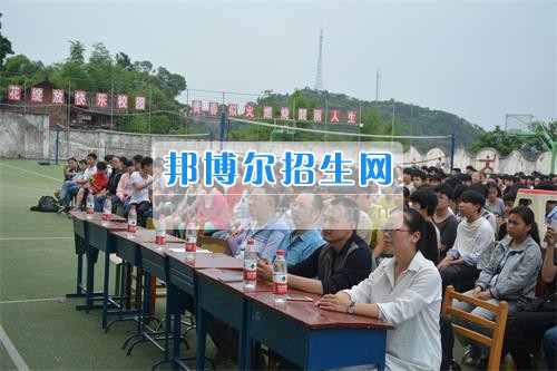 　　我校隆重舉行2017年預(yù)備班學(xué)生“各展所長，揚帆起航”文藝匯演  　　為了豐富同學(xué)們的課余生活，提高同學(xué)們的文藝素養(yǎng)，增強班級間的凝聚力和親和力。6月2日晚，我校在球類運動場舉辦了預(yù)備班“各展所長，揚帆起航”學(xué)生文藝匯演，全體預(yù)備班學(xué)生和職高部學(xué)生共800多名以及20多名教職工觀看了演出。  　　此次文藝匯演的節(jié)目內(nèi)容形式多樣、內(nèi)容豐富，激情的開場舞——《GOODBOY》中拉開了帷幕，伴隨著一陣陣掌聲，歌舞、小品、朗誦、相聲等精心準(zhǔn)備的22個精彩的節(jié)目為觀眾呈現(xiàn)了一道豐富的視聽盛宴，最后全體師生齊唱的《難忘今宵》把本場文藝匯演推向了高潮，掌聲和歡呼聲此起彼伏，臺上臺下成了一片激情四溢的海洋，本場文藝匯演畫上了圓滿的句號。  　　此次文藝匯演演出的成功舉辦，充分彰顯了我校預(yù)備班學(xué)生的個性，讓預(yù)備班學(xué)生充分感受到育才職高的魅力。