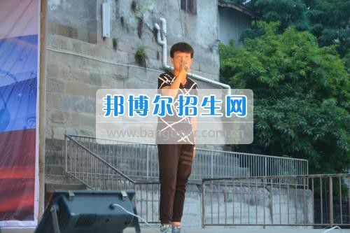 　　我校隆重舉行2017年預(yù)備班學(xué)生“各展所長，揚帆起航”文藝匯演  　　為了豐富同學(xué)們的課余生活，提高同學(xué)們的文藝素養(yǎng)，增強班級間的凝聚力和親和力。6月2日晚，我校在球類運動場舉辦了預(yù)備班“各展所長，揚帆起航”學(xué)生文藝匯演，全體預(yù)備班學(xué)生和職高部學(xué)生共800多名以及20多名教職工觀看了演出。  　　此次文藝匯演的節(jié)目內(nèi)容形式多樣、內(nèi)容豐富，激情的開場舞——《GOODBOY》中拉開了帷幕，伴隨著一陣陣掌聲，歌舞、小品、朗誦、相聲等精心準(zhǔn)備的22個精彩的節(jié)目為觀眾呈現(xiàn)了一道豐富的視聽盛宴，最后全體師生齊唱的《難忘今宵》把本場文藝匯演推向了高潮，掌聲和歡呼聲此起彼伏，臺上臺下成了一片激情四溢的海洋，本場文藝匯演畫上了圓滿的句號。  　　此次文藝匯演演出的成功舉辦，充分彰顯了我校預(yù)備班學(xué)生的個性，讓預(yù)備班學(xué)生充分感受到育才職高的魅力。