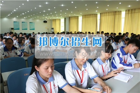 閬中師范學校落實教育扶貧為貧困學生發(fā)放生活補助